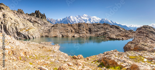 Le lac Noir d'en Haut avec le sommet du mont Blanc en arrière plan sous un grand ciel bleu
