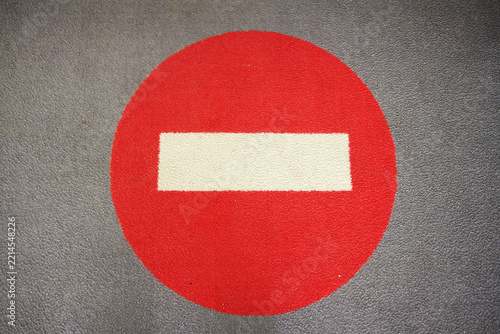 Fotografie Prohibido en alfombra de suelo señal no pasar acceso restringido forbidden do no