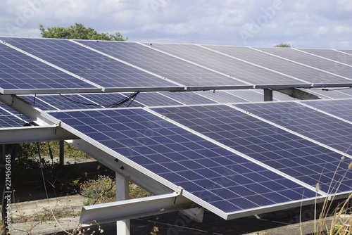 Placas de painel solar azul vistos de perto em campo de energia limpa renovável 