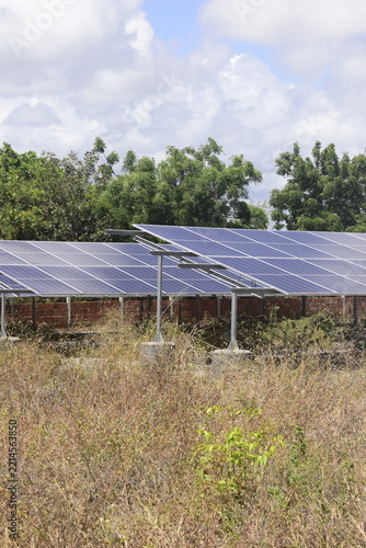 Fileiras de placas solares com painéis sob a luz forte do sol do meio dia