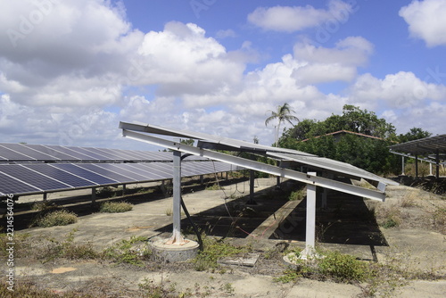 Instalação de fileira de painéis solares, campo de geração de energia limpa renovável 