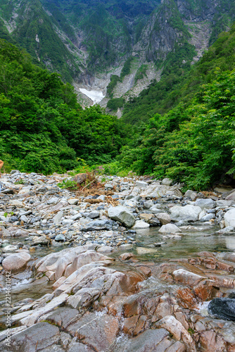 七月の谷川岳の美しい一の倉沢の渓流