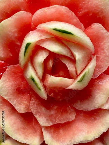 Nahaufnahme einer Blume, die aus einer Wassermelone geschnitzt ist