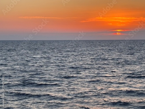Sonnenuntergang mit Schleierwolken auf dem ionischen Meer von einem Kreuzfahrtschiff aus