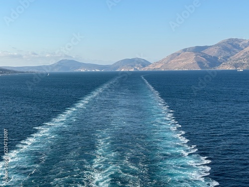 Heckwelle hinter einem Kreuzfahrtschiff bei der Ausfahrt von Argostoli, Kefalonia im ionischen Meer