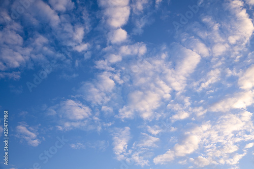 Fotografie fluffy altocumulus clouds scatter across vibrant blue sky during peaceful sunny