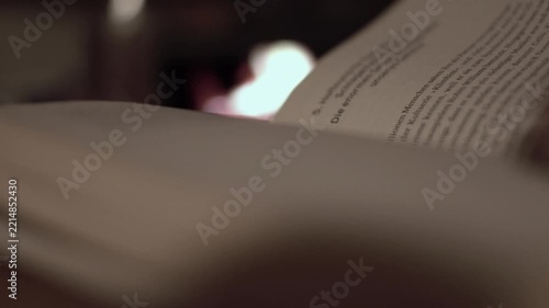 Ein Buch Lesen vor dem Kamin im Wohnzimmer - Freizeit, Bildung und Hobby