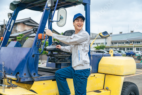 フォークリフトに乗り込む男性作業員