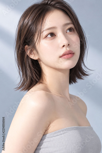 透明感のある日本人女性の肩見せ美肌ビューティーポートレート