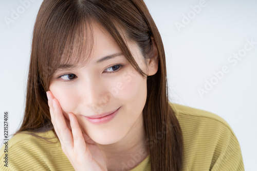 若い女性のスキンケア