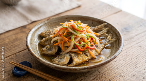 Obraz na płótnie 野菜をのせた魚料理を盛った陶器の皿