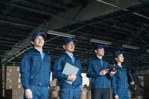 倉庫で働く作業員グループ。物流、工場、製造業、配達、宅配、配送センター、チームワーク、人材、運送業