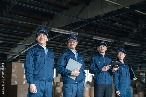 倉庫で働く作業員グループ。物流、工場、製造業、配達、宅配、配送センター、チームワーク、人材、運送業