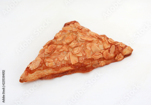 Crispy, flaky, and golden-brown glassa almond danish pastry topped with crunchy sliced almonds, isolated on a clean white background.