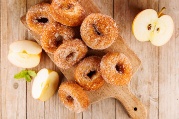 Handdoek met foto Kinderkamer fresh homemade apple cider donuts sprinkled with sugar on wooden board with fresh apple slices  © M.studio