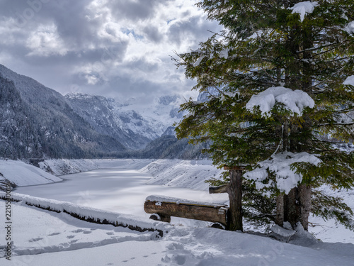 Vorderer Gosausee mit Dachstein im Winter