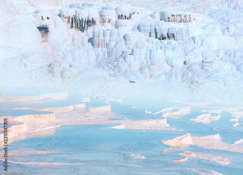 Fotografie Natural travertine pools and terraces in Pamukkale