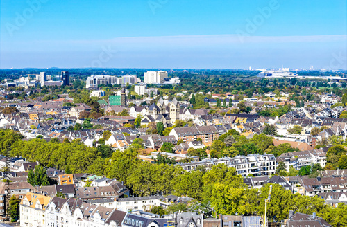Düsseldorf-Oberkassel mit St. Antonius von den Rheinwiesen nach Norden gesehen