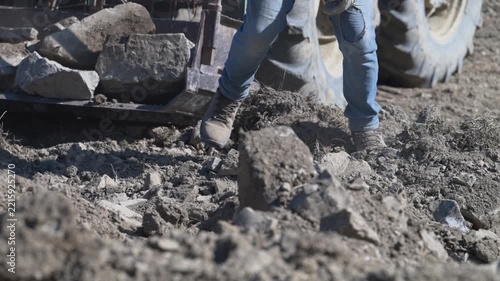 Agricoltura di Montagna, raccogliere i sassi a mano dai campi