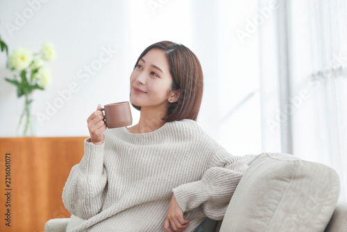 リビングでリラックスする若い女性