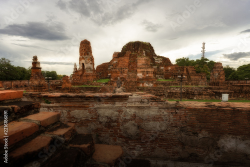 Fotografie Wat Mahathat, UNESCO World Heritage site in Ayutthaya, Thailand, famous for its iconic stone Buddha head entwined in banyan tree roots and majestic ancient prang ruins