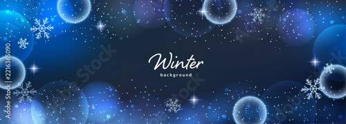 夜空のような濃紺に雪とイルミネーションが輝く冬の横長バナー背景