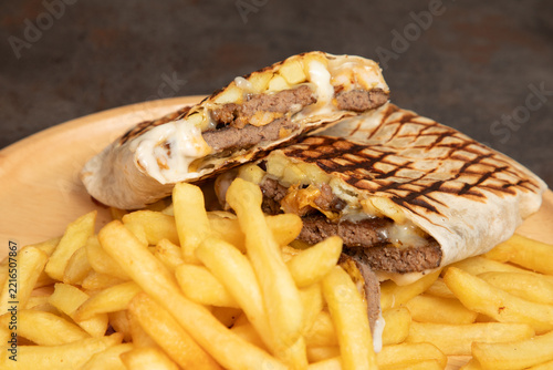 Repas de fast food turc avec viande et frites