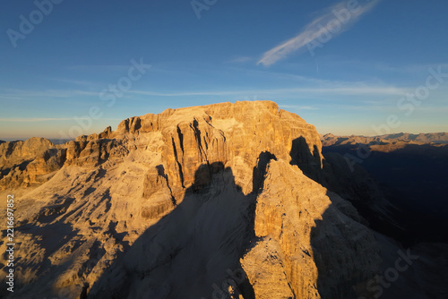 Fotografie Vista aerea all'alba su Cima Tosa e sulle pareti illuminate delle Dolomiti di Br