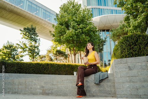 Obraz na plátně Businesswoman enjoying lunch break in modern city park