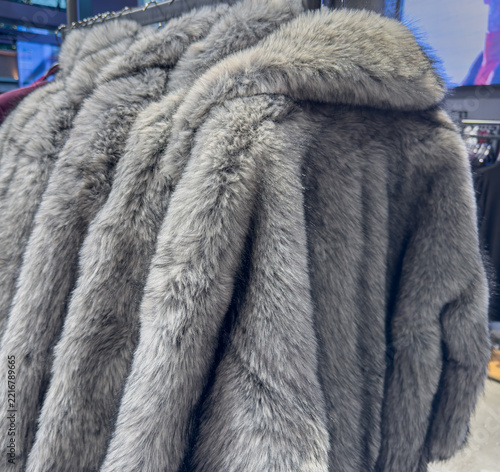 Wintermode flauschige Kunstfell Winterjacken auf einem Kleiderständer in einem Kaufhaus