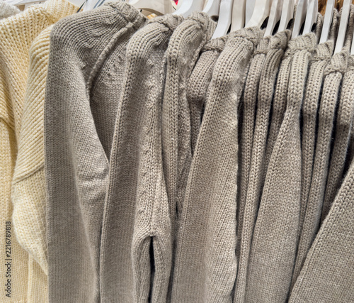 Strickjacken und Pullover auf einem Kleiderständer in einem Kaufhaus