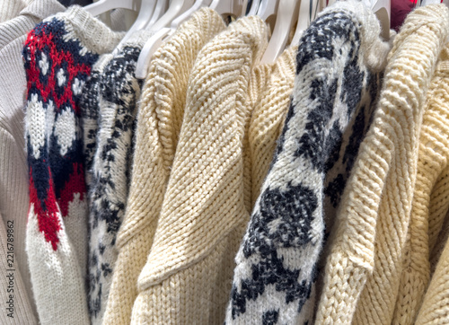 Strickjacken und Pullover auf einem Kleiderständer in einem Kaufhaus