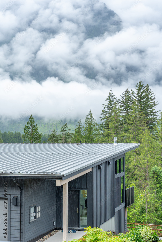 Naklejka premium Modern mountain home in a rainy British Columbia landscape