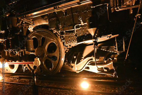 ライトアップされた列車の車輪