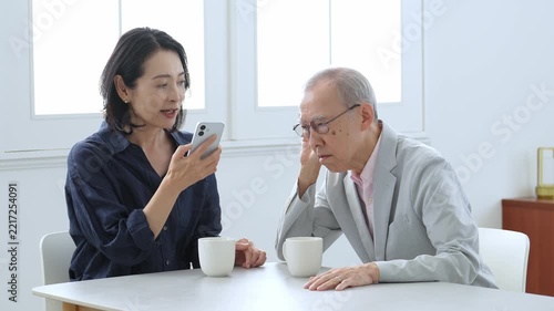 スマートフォンの説明を受ける難聴の高齢者