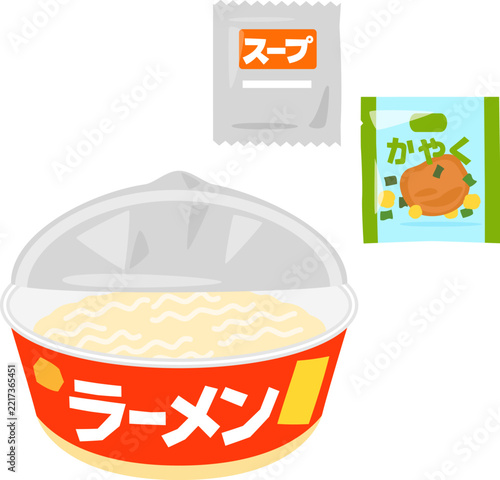 蓋を開けたカップ麺と小袋入りのスープと具