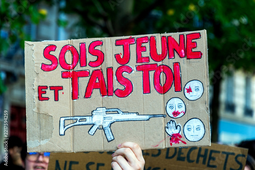 manifestation de lycéens dans les rues de Paris en France