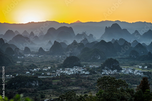 Fotografie A Thousand-mile landscape painting of Yangshuo County, Guilin City, Guangxi Zhua
