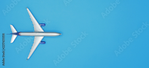 Solitary airplane on peaceful flight evokes freedom and travel symbolisme soaring through clear blue sky with hopeful emotion