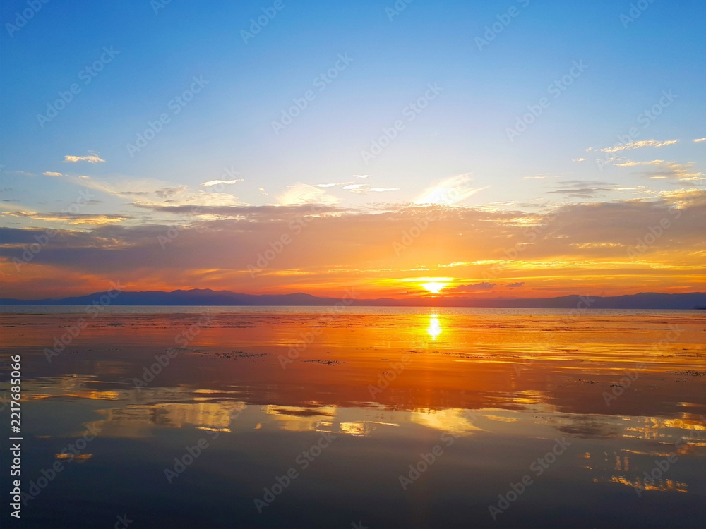 Fototapeta premium 黄金色に輝く琵琶湖の夕陽と水面に反射する美しい夕焼けの風景