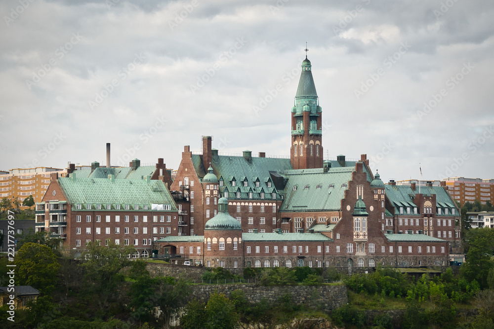 Obraz premium Blick auf ein historisches Pflegeheim nahe des Hafens von Stockholm in Schweden am 04. September 2025