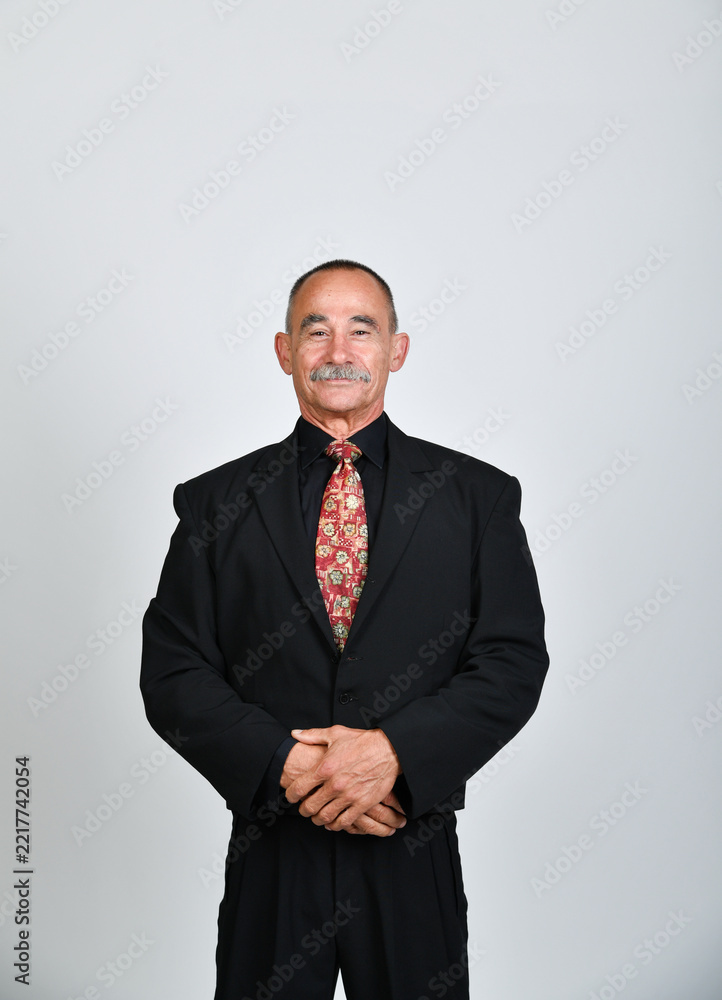 Naklejka premium Charakterporträt eines älteren Mannes im schwarzen Hemd mit gemusterter Krawatte und Sakko über der Schulter. Selbstbewusst, elegant, Business, Persönlichkeit und moderne Studiofotografie.