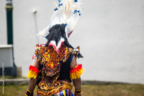 Obraz na plátně Close up rear view of traditional indonesian dancers wearing elaborate black fea