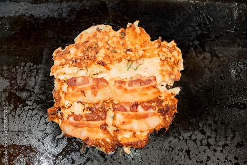 「お好み焼き」は、日本のピザのような料理で、心安らぐ大衆食でもあります。鉄板で調理されます。
