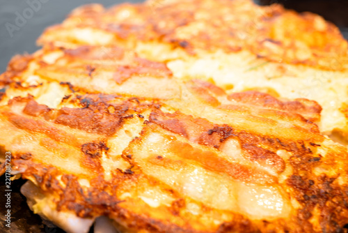 「お好み焼き」は、日本のピザのような料理で、心安らぐ大衆食でもあります。鉄板で調理されます。
