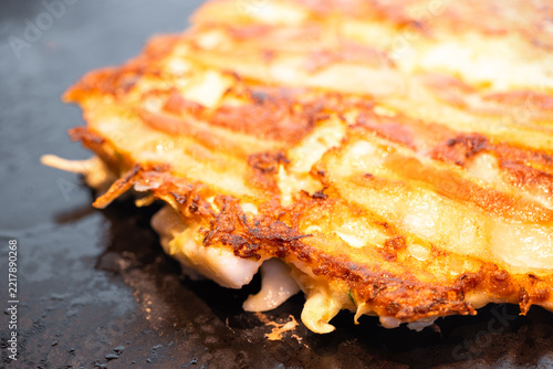 「お好み焼き」は、日本のピザのような料理で、心安らぐ大衆食でもあります。鉄板で調理されます。
