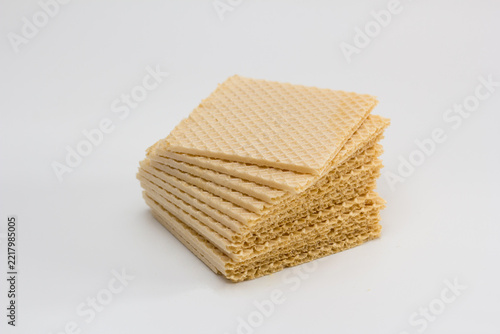 Obleas para helado de corte apiladas sobre fondo claro