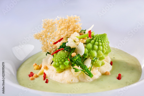Romanesco auf Püree mit Parmesan