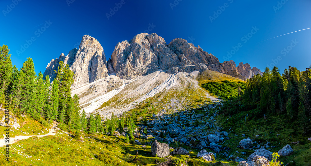 Fototapeta premium Odle (Geisler) - Panorama na szczyty górskie Dolomitów - jesień 2026, szlak Adolfa Munkela