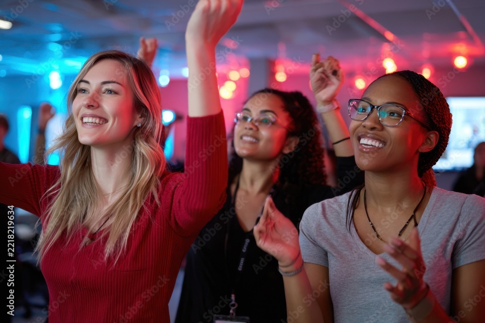 Obraz premium Excitement fills the room as friends engage in an interactive event at a modern venue